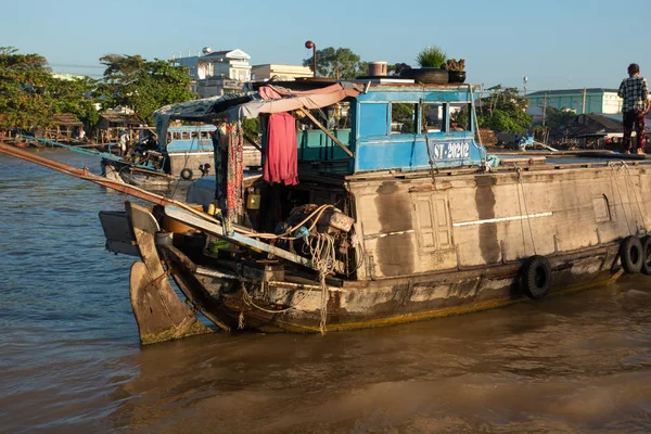Cantho city, Vietnam - 08 Ağustos 2018: kimliği belirsiz kişi satın almak ve satmak tekne, gemi içinde Cai yüzen Pazar Mekong Nehri, Rang. Telif ücretsiz stok görüntü yüzen Pazar veya nehir pazar Vietnam