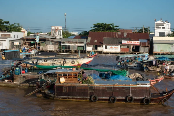 Cantho city, Vietnam - 08 Ağustos 2018: kimliği belirsiz kişi satın almak ve satmak tekne, gemi içinde Cai yüzen Pazar Mekong Nehri, Rang. Telif ücretsiz stok görüntü yüzen Pazar veya nehir pazar Vietnam