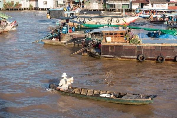 Cantho city, Vietnam - 08 Ağustos 2018: kimliği belirsiz kişi satın almak ve satmak tekne, gemi içinde Cai yüzen Pazar Mekong Nehri, Rang. Telif ücretsiz stok görüntü yüzen Pazar veya nehir pazar Vietnam