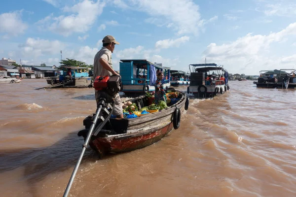 Cantho city, Vietnam - 08 Ağustos 2018: kimliği belirsiz kişi satın almak ve satmak tekne, gemi içinde Cai yüzen Pazar Mekong Nehri, Rang. Telif ücretsiz stok görüntü yüzen Pazar veya nehir pazar Vietnam