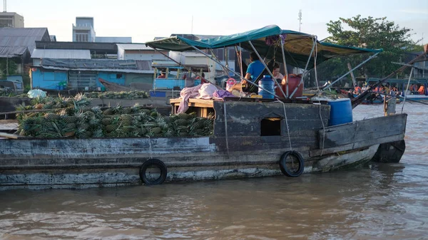 Cantho Város Vietnam 2018 Augusztus Azonosítatlan Emberek Vásárolni Eladni Hajó — Stock Fotó