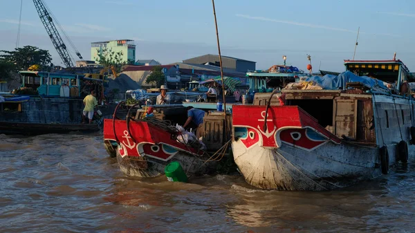 Cantho city, Vietnam - 08 Ağustos 2018: kimliği belirsiz kişi satın almak ve satmak tekne, gemi içinde Cai yüzen Pazar Mekong Nehri, Rang. Telif ücretsiz stok görüntü yüzen Pazar veya nehir pazar Vietnam