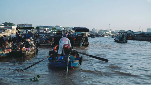 Cantho city, Vietnam - 08 Ağustos 2018: kimliği belirsiz kişi satın almak ve satmak tekne, gemi içinde Cai yüzen Pazar Mekong Nehri, Rang. Telif ücretsiz stok görüntü yüzen Pazar veya nehir pazar Vietnam