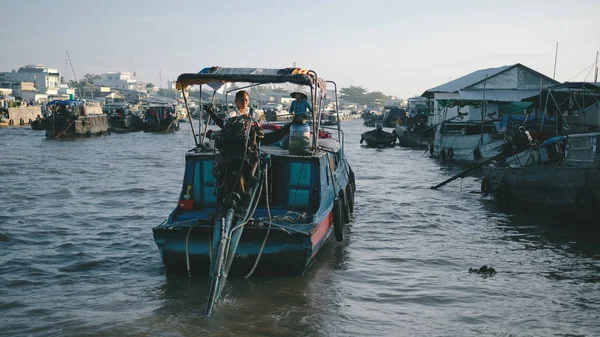 Cantho city, Vietnam - 08 Ağustos 2018: kimliği belirsiz kişi satın almak ve satmak tekne, gemi içinde Cai yüzen Pazar Mekong Nehri, Rang. Telif ücretsiz stok görüntü yüzen Pazar veya nehir pazar Vietnam