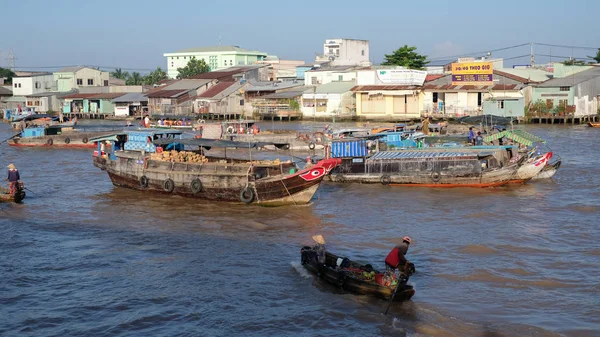 Cantho city, Vietnam - 08 Ağustos 2018: kimliği belirsiz kişi satın almak ve satmak tekne, gemi içinde Cai yüzen Pazar Mekong Nehri, Rang. Telif ücretsiz stok görüntü yüzen Pazar veya nehir pazar Vietnam