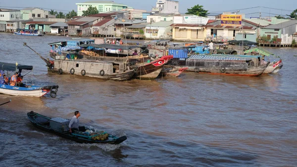 Cantho city, Vietnam - 08 Ağustos 2018: kimliği belirsiz kişi satın almak ve satmak tekne, gemi içinde Cai yüzen Pazar Mekong Nehri, Rang. Telif ücretsiz stok görüntü yüzen Pazar veya nehir pazar Vietnam