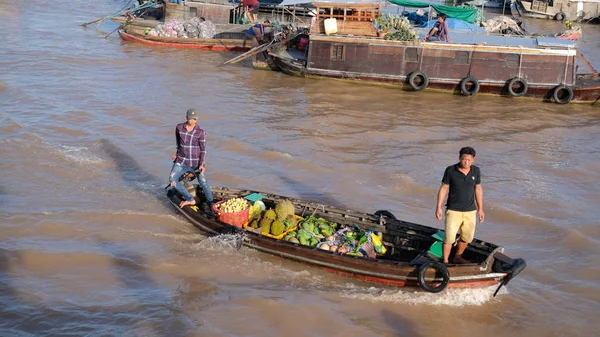 Cantho city, Vietnam - 08 Ağustos 2018: kimliği belirsiz kişi satın almak ve satmak tekne, gemi içinde Cai yüzen Pazar Mekong Nehri, Rang. Telif ücretsiz stok görüntü yüzen Pazar veya nehir pazar Vietnam