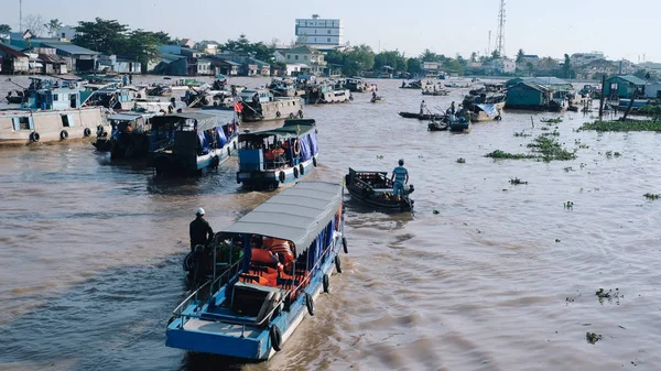 Cantho city, Vietnam - 08 Ağustos 2018: kimliği belirsiz kişi satın almak ve satmak tekne, gemi içinde Cai yüzen Pazar Mekong Nehri, Rang. Telif ücretsiz stok görüntü yüzen Pazar veya nehir pazar Vietnam