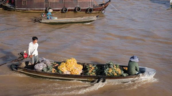 Cantho city, Vietnam - 08 Ağustos 2018: kimliği belirsiz kişi satın almak ve satmak tekne, gemi içinde Cai yüzen Pazar Mekong Nehri, Rang. Telif ücretsiz stok görüntü yüzen Pazar veya nehir pazar Vietnam