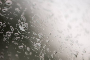 Yağmur damlaları su veya duş pencere cam arka plan üzerinde buhar ve içinde ışık yansıtır. Açık buhar su kabarcıkları pencere cam yüzeyi tasarımınız için