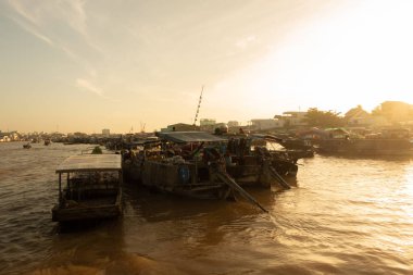 Turistler ve insanlar satın almak ve gemi, tekne üzerinde gıda, sebze, meyve satmak, içinde Cai Rang yüzen çarşı vasıl Mekong Nehri Gemi. Telif ücretsiz stok görüntü yüzen Pazar veya nehir pazar Vietnam