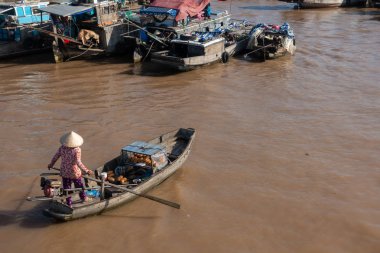 Konik şapka ile Vietnam kadın satın almak ve gemi, tekne satmak, içinde Cai Rang yüzen çarşı vasıl Mekong Nehri Gemi. Telif ücretsiz stok görüntü yüzen Pazar veya nehir pazarda Can Tho, Vietnam