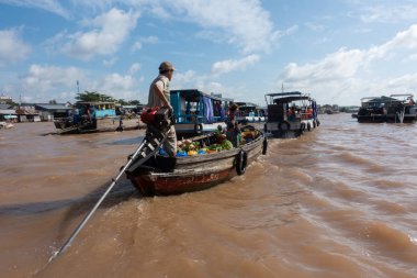 Turistler ve insanlar satın almak ve gemi, tekne üzerinde gıda, sebze, meyve satmak, içinde Cai Rang yüzen çarşı vasıl Mekong Nehri Gemi. Telif ücretsiz stok görüntü yüzen Pazar veya nehir pazar Vietnam