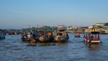 Turistler ve insanlar satın almak ve gemi, tekne üzerinde gıda, sebze, meyve satmak, içinde Cai Rang yüzen çarşı vasıl Mekong Nehri Gemi. Telif ücretsiz stok görüntü yüzen Pazar veya nehir pazar Vietnam
