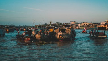 Turistler ve insanlar satın almak ve gemi, tekne satmak, içinde Cai Rang yüzen çarşı vasıl Mekong Nehri Gemi. Telif ücretsiz stok görüntü yüzen Pazar veya nehir pazar Vietnam
