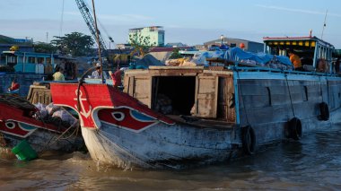Turistler ve insanlar satın almak ve gemi, tekne satmak, içinde Cai Rang yüzen çarşı vasıl Mekong Nehri Gemi. Telif ücretsiz stok görüntü yüzen Pazar veya nehir pazar Vietnam