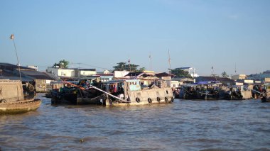 Turistler ve insanlar satın almak ve gemi, tekne satmak, içinde Cai Rang yüzen çarşı vasıl Mekong Nehri Gemi. Telif ücretsiz stok görüntü yüzen Pazar veya nehir pazar Vietnam