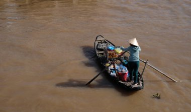 Konik şapka ile Vietnam kadın satın almak ve gemi, tekne satmak, içinde Cai Rang yüzen çarşı vasıl Mekong Nehri Gemi. Telif ücretsiz stok görüntü yüzen Pazar veya nehir pazarda Can Tho, Vietnam