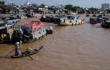 Konik şapka ile Vietnam kadın satın almak ve gemi, tekne satmak, içinde Cai Rang yüzen çarşı vasıl Mekong Nehri Gemi. Telif ücretsiz stok görüntü yüzen Pazar veya nehir pazarda Can Tho, Vietnam