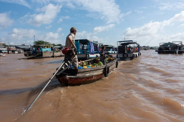 Turistler ve insanlar satın almak ve gemi, tekne üzerinde gıda, sebze, meyve satmak, içinde Cai Rang yüzen çarşı vasıl Mekong Nehri Gemi. Telif ücretsiz stok görüntü yüzen Pazar veya nehir pazar Vietnam