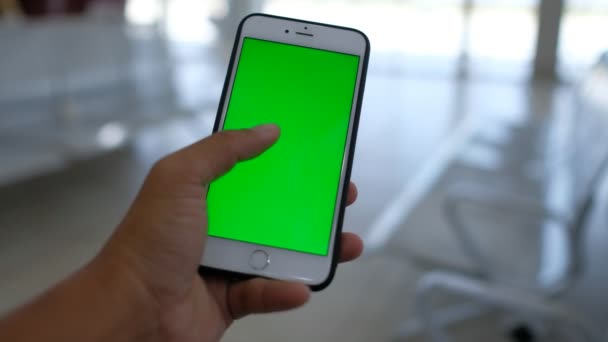 Cierra Mano Sosteniendo Usando Pantalla Verde Del Smartphone Móvil Realeza — Vídeo de stock