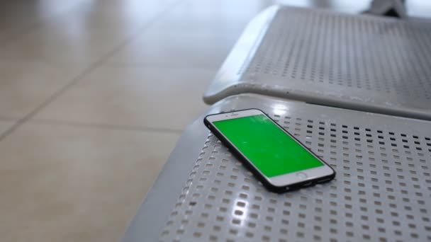 Smartphone Téléphone Portable Oublié Sur Banc Parc Redevance Haute Qualité — Video