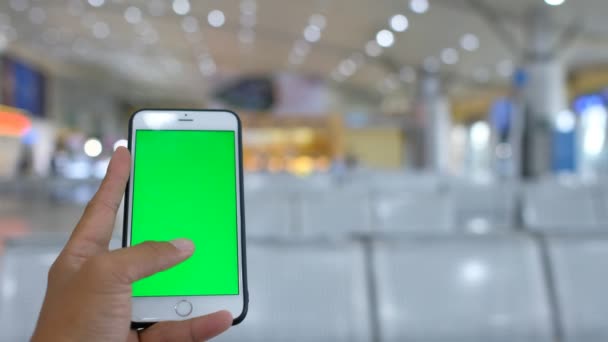 Cierra Mano Sosteniendo Usando Pantalla Verde Del Smartphone Móvil Realeza — Vídeo de stock