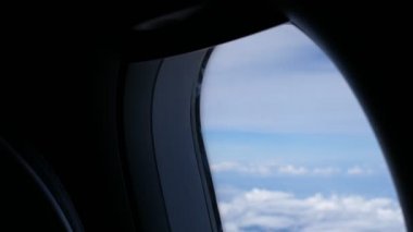 Bulutlar ve gökyüzü uçan bir uçak pencereden görüldüğü gibi pencere görünümü ile mavi gökyüzü ve bulutlar uçak. Lisanslı yüksek kaliteli ücretsiz stok video görüntüleri uçak pencere gökyüzü görünümü kanat görünümünden
