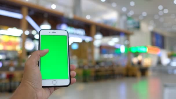 Tenuta Della Mano Vicino Utilizzando Schermo Verde Dello Smartphone Mobile — Video Stock