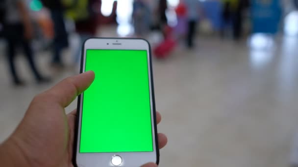 Tenuta Della Mano Vicino Utilizzando Schermo Verde Dello Smartphone Mobile — Video Stock