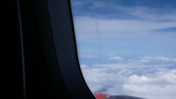 Облака Небо Видно Окна Летающего Самолета Окна Самолета Голубым Небом — стоковое видео