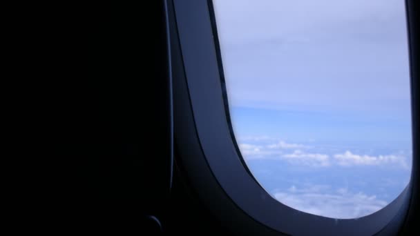 雲と空 飛行機の窓から見た平面青空と雲と ウィンドウ表示 ロイヤリティ高品質無料ストック ビデオ映像飛行機ウィンドウ スカイビュー翼の上からの眺めの — ストック動画