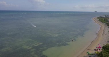 Phan Rang, Vietnam - 11 2018: Kiteboarding uçurtma sörf. Aşırı spor kitesurfing açık plaj tropikal mavi okyanusta. Havadan izleme, kitesurfing drone üst görünümden güzel denizin dalgaları üzerinde. Dalgalar uçurtma sörfçü rides
