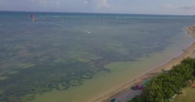 MUI Ne, Vietnam - 11 2018: Kiteboarding uçurtma sörf. Aşırı spor kitesurfing açık plaj tropikal mavi okyanusta. Havadan izleme, kitesurfing üstten görünüm Vietnam güzel denizin dalgaları üzerinde. Dalgalar uçurtma sörfçü rides