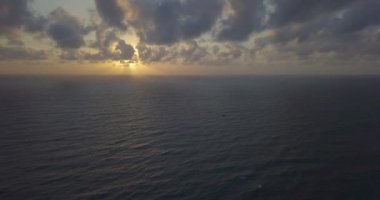 Havadan görünümü güzel tropik ada plaj gündoğumu, dron günbatımı. Peyzaj cennet tropikal ada plaj gündoğumu, günbatımı okyanus su, dalga, deniz yüzeyi ile Stok görüntüleri. Şaşırtıcı doğa