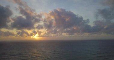 Havadan görünümü güzel tropik ada plaj gündoğumu, dron günbatımı. Peyzaj cennet tropikal ada plaj gündoğumu, günbatımı okyanus su, dalga, deniz yüzeyi ile Stok görüntüleri. Şaşırtıcı doğa