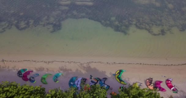 风筝板 风筝冲浪 极端运动风筝冲浪在热带蓝色的海洋 清澈的海滩 从无人机上的风筝冲浪在美丽的大海的波涛 风筝冲浪者乘着海浪 — 图库视频影像