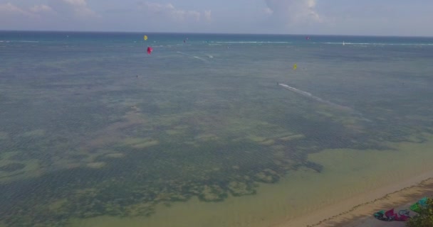 20188年 11日 风筝板 风筝冲浪 极端运动风筝冲浪在热带蓝色的海洋 清澈的海滩 在越南美丽的大海的波涛上 可以欣赏到风筝冲浪的美景 风筝冲浪者乘着海浪 — 图库视频影像