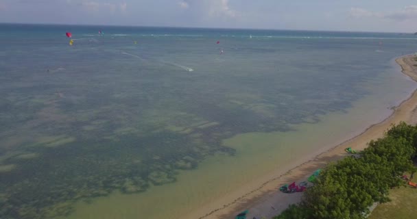 Mui ベトナム 2018 カイトボーディングでは カイト サーフィン トロピカル ブルーの海 明確なビーチでカイト サーフィン極端なスポーツ — ストック動画