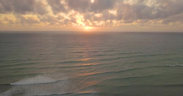 鸟欣赏美丽的热带岛屿海滩日出 日落从无人机 景观天堂热带岛屿海滩的股票画面与日出 日落海水 令人惊叹的自然 — 图库视频影像