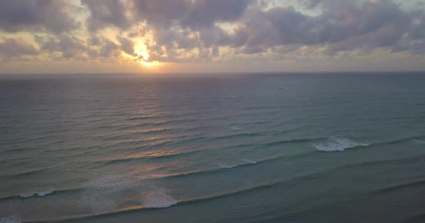 美しい熱帯の島のビーチの日の出 日没ドローンから空撮 サンライズ サンセットの海の水 海の表面を持つ風景楽園熱帯の島ビーチの映像素材集 すばらしい自然 — ストック動画