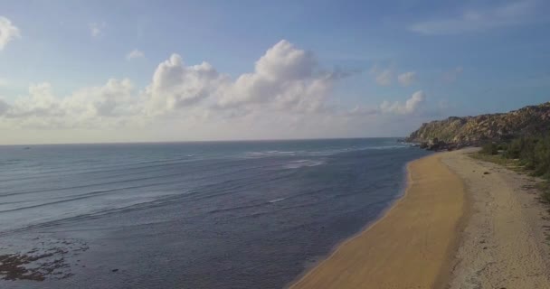 ドローンから美しい熱帯の砂漠島ビーチの眺め 青い色の海の水 海の表面の風景楽園熱帯の島ビーチの映像素材集 上から見ると驚くほど自然 — ストック動画