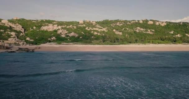 ドローンから美しい熱帯の砂漠島ビーチの眺め 青い色の海の水 海の表面の風景楽園熱帯の島ビーチの映像素材集 上から見ると驚くほど自然 — ストック動画