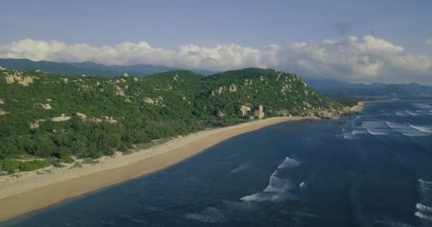 Légi Felvétel Gyönyörű Trópusi Lakatlan Szigeten Strand Drone Stock Footage — Stock videók