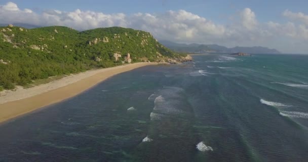从无人机上可以看到美丽的热带荒岛海滩的鸟图 景观天堂热带岛屿海滩与蓝色海水 海面的股票画面 顶视图和令人惊叹的自然 — 图库视频影像
