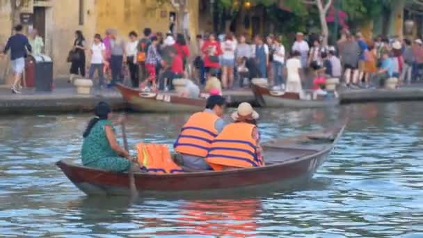 Hoi Vietnam 2018 Traditionele Schipper Roeien Houten Boot Rivier Hoi — Stockvideo