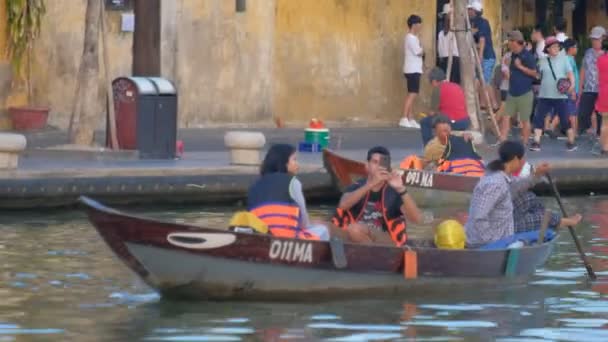 传统船夫是在越南会安古镇 的河上划船 乘坐木船在河上旅游的游客 会安是联合国教科文组织世界遗产 — 图库视频影像