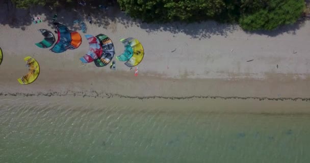 风筝板 风筝冲浪 极端运动风筝冲浪在热带蓝色的海洋 清澈的海滩 在越南美丽的大海的波涛上 可以欣赏到风筝冲浪的美景 风筝冲浪者乘着海浪 — 图库视频影像