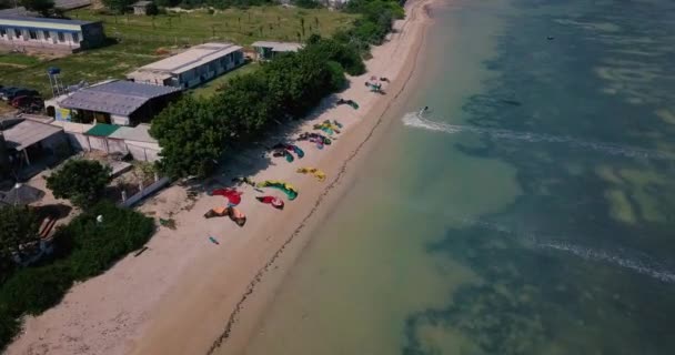 カイト カイト サーフィン トロピカル ブルーの海 明確なビーチでカイト サーフィン極端なスポーツ 航空写真ビュー ベトナムの美しい海の波のカイト サーフィンの平面図 — ストック動画