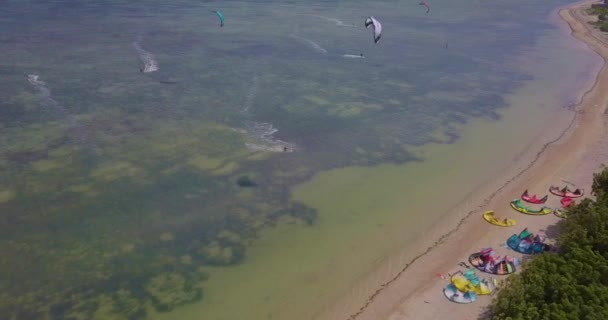 Kiteboarding Kitesurf Kitesurf Esporte Extremo Oceano Azul Tropical Praia Clara — Vídeo de Stock